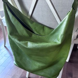 Leather shoulder bag. Made in Argentina